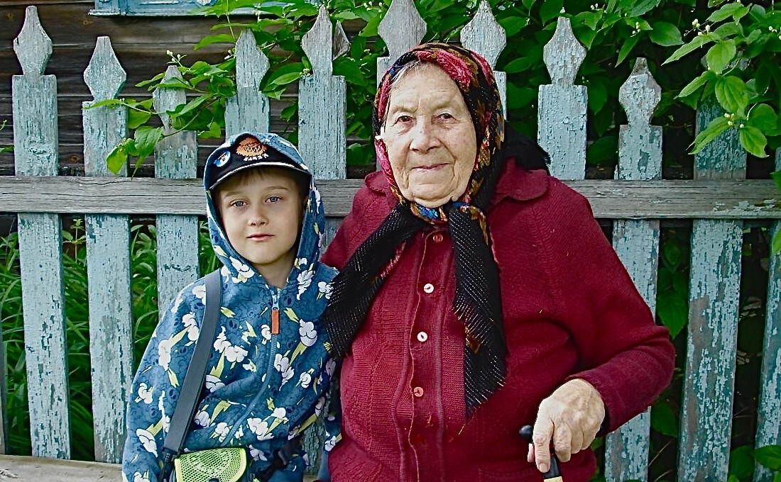 Русский дед приехал в гости к внучке
